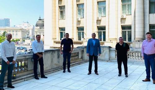 De la stânga la dreapta: doi reprezentanți spanioli ai lui Cortacero, primul fiind Rufo Collado, Dan Cristian Popescu, Marcel Vela, Cornel Țălnar și avocatul Dorin Serdean