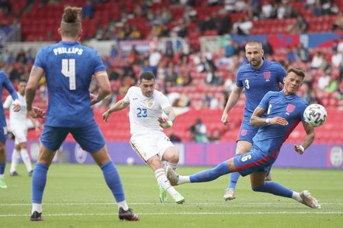 Ben White, încercând să blocheze prin alunecare un șut expediat de Nicolae Stanciu // foto: Guliver/gettyimages