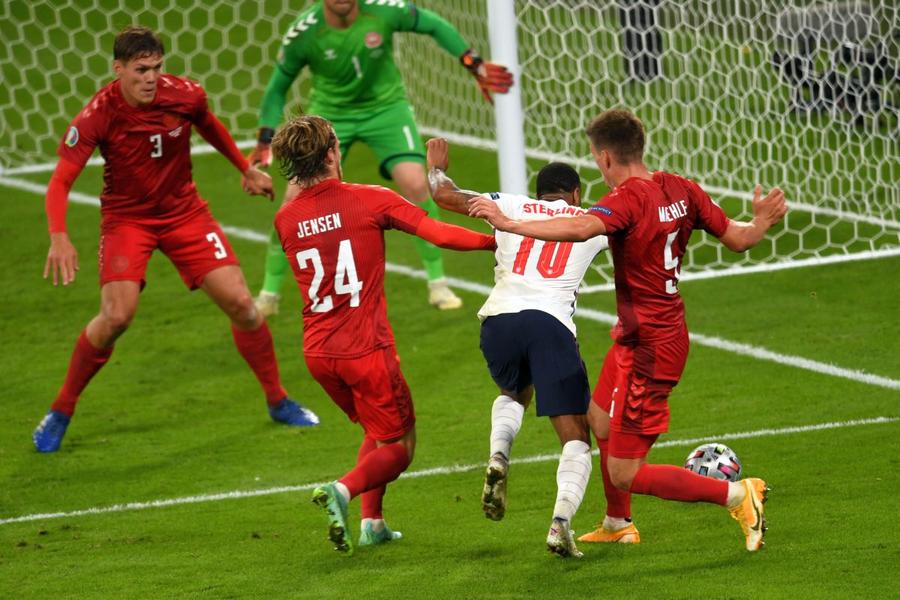 Faza la care doar Rosetti și Makkelie au văzut penalty (foto: Imago) Penaltyul băgat pe gât