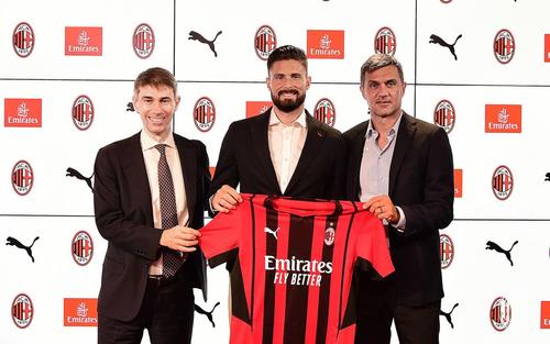 Olivier Giroud a semnat cu Milan.
foto:acmilan/facebook