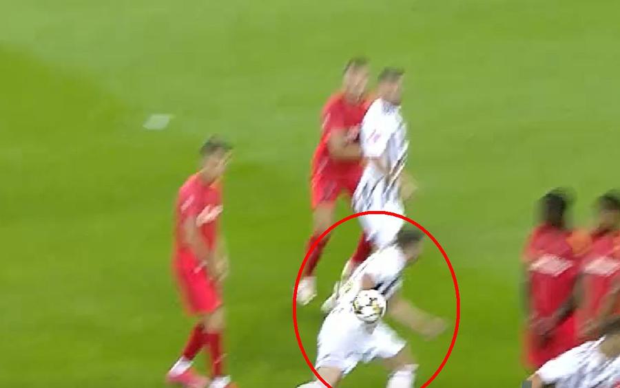 FOTO: Captură @Orange Sport Primul scandal cu VAR în Liga 1! » Două decizii greu de explicat în prima repriză din FCSB - U Cluj