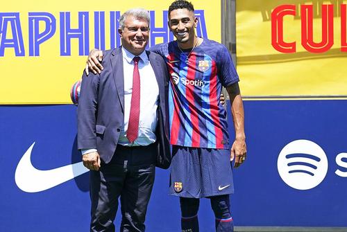 Joan Laporta, președintele Barcelona, lângă Raphinha, jucător cumpărat în această vară // foto: Imago Images
