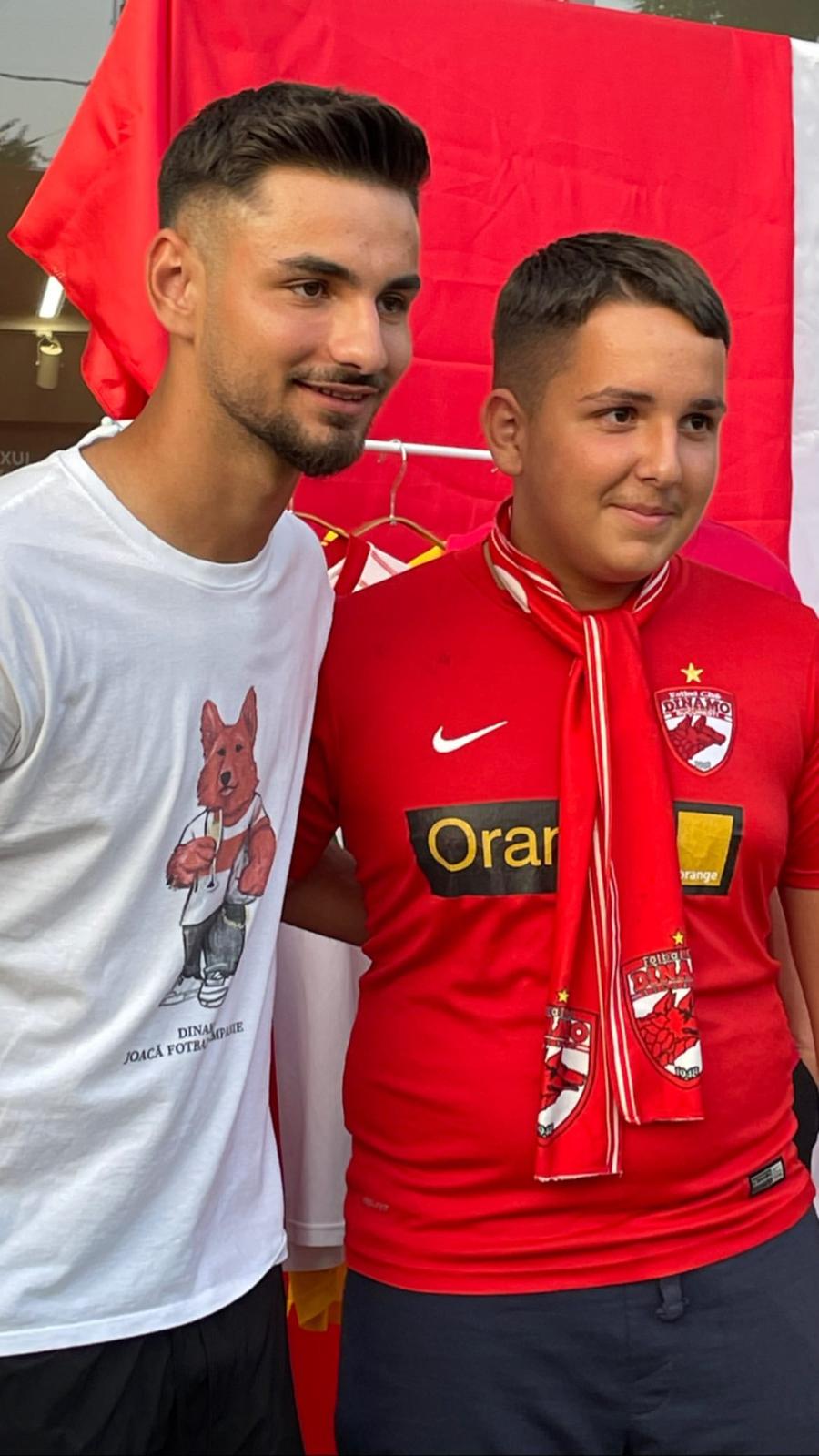 Antonio Bordușanu la Fan Zone. FOTO: instagram.com/tribunadinamo 9 detalii de la Dinamo - Universitatea Craiova » Gestul colegilor și al fanilor pentru Ahmed Bani + „Serie B” vs „Știința nu sunteți voi!” + semn de întrebare pentru Derby de România