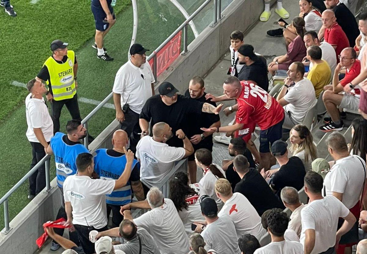 Fotbalistul-ultras » A jucat la Dinamo sezonul trecut, acum a încurajat echipa din Peluza Sud, la meciul cu Craiova