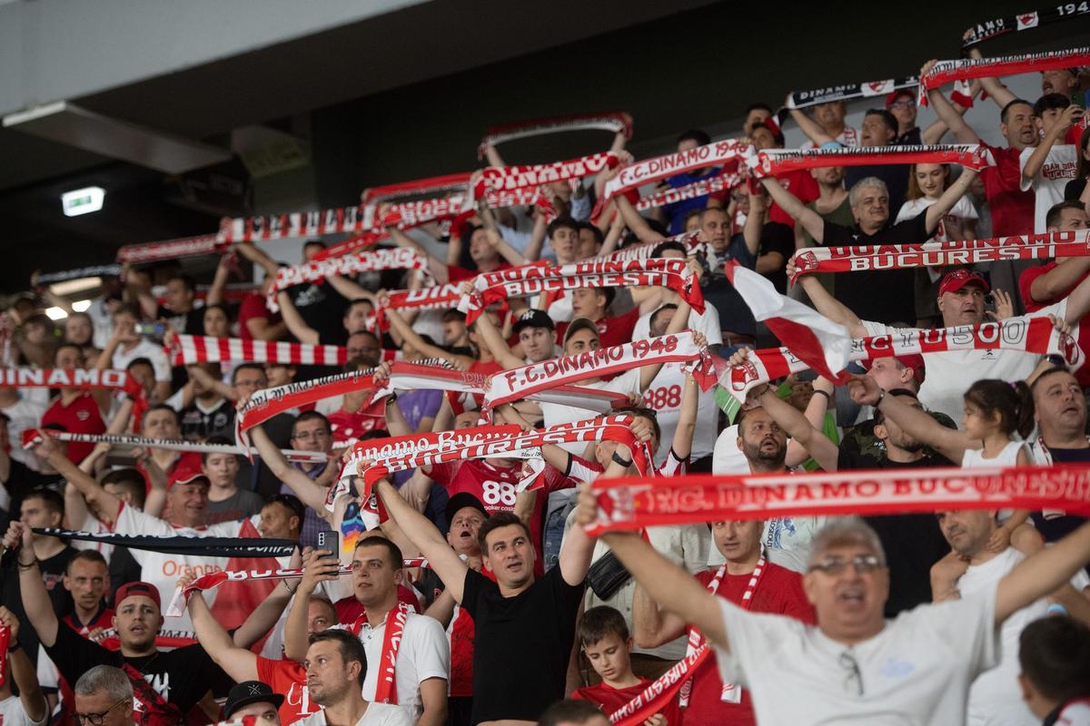 Fotbalistul-ultras » A jucat la Dinamo sezonul trecut, acum a încurajat echipa din Peluza Sud, la meciul cu Craiova