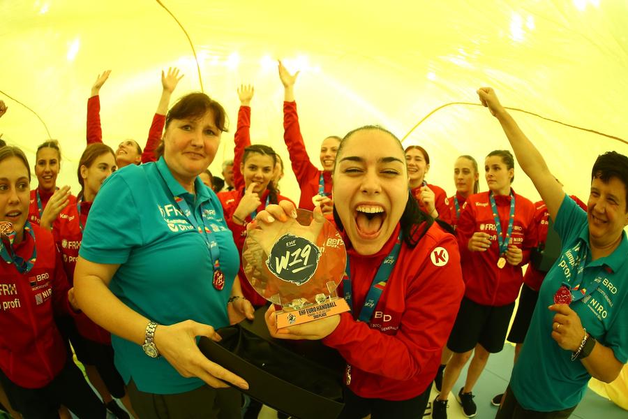Bucurie sub tricolor FOTO FRH/Marius Ionescu Fetele din naționala feminină U19 vor medalie și la Mondial!+ Cum au sărbătorit bronzul: „Am dansat și am dat muzica tare!”