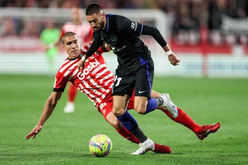 Oriol Romeu (în roșu), în duel cu Yannick Carrasco/ foto: Imago Images