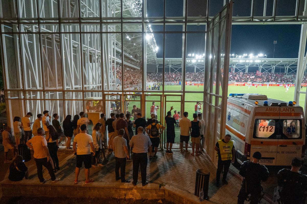 Fotbalistul-ultras » A jucat la Dinamo sezonul trecut, acum a încurajat echipa din Peluza Sud, la meciul cu Craiova