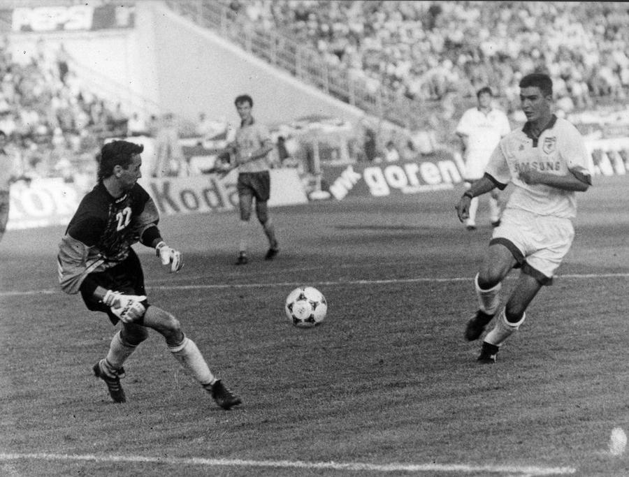 Fază din finala Cupei României din 1995. Chiriță scapă cu Fane Preda, Răchită privește din planul secund Coleg cu Hagi la Mondialul din 94, doi ani de coșmar în închisoare: „Eram în duș, am auzit un urlet. M-am uitat în stânga, era o baltă de sânge. Am fugit dezbrăcat”