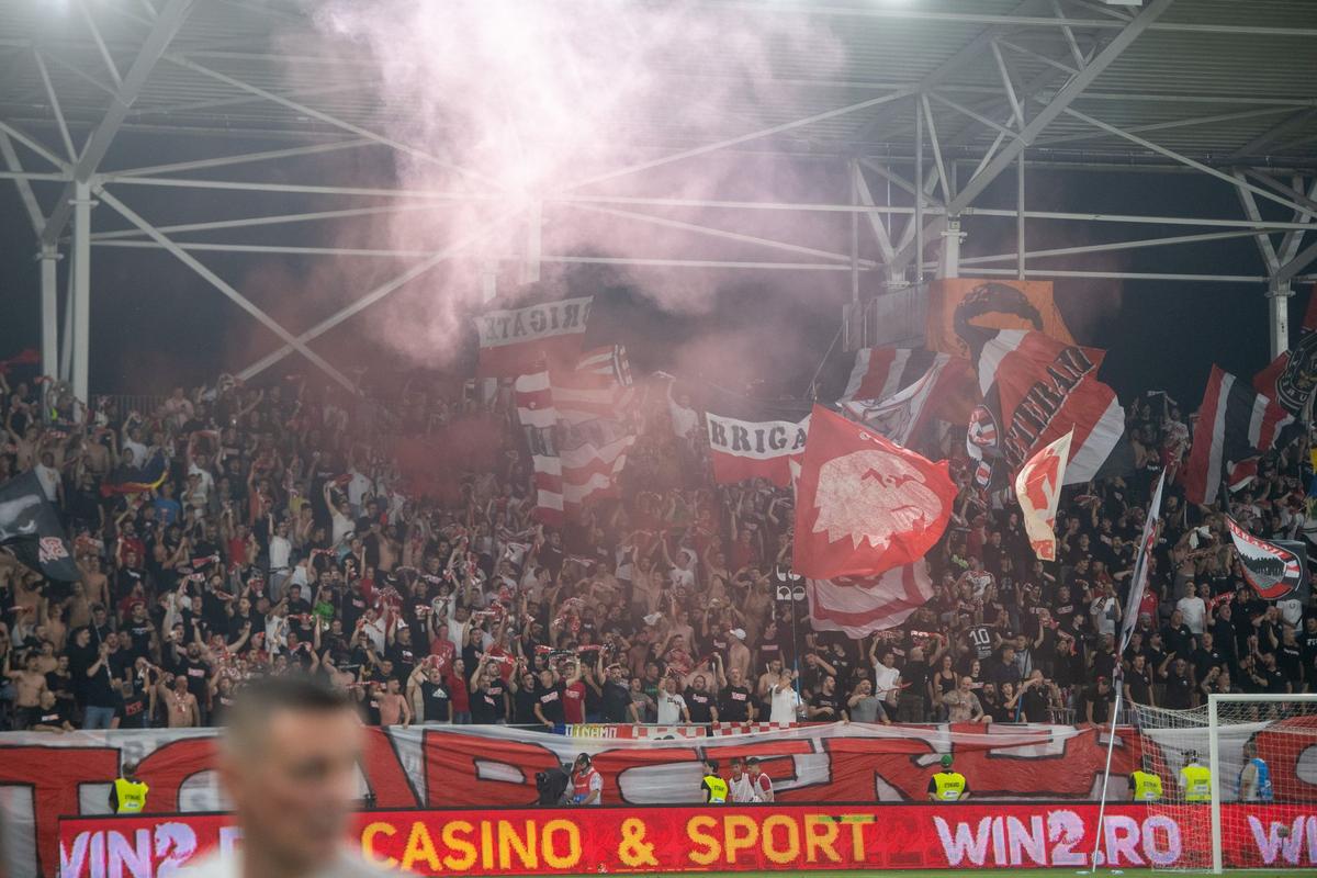 Fotbalistul-ultras » A jucat la Dinamo sezonul trecut, acum a încurajat echipa din Peluza Sud, la meciul cu Craiova