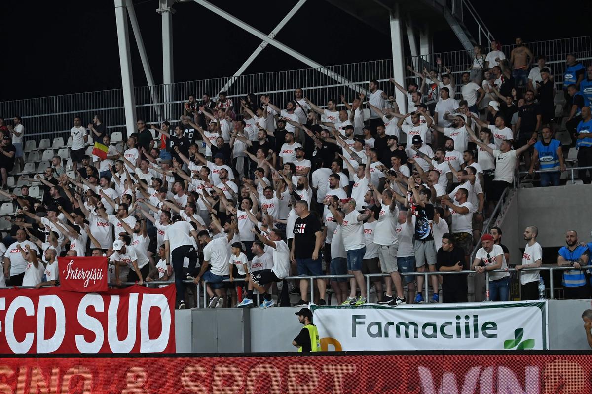 Fotbalistul-ultras » A jucat la Dinamo sezonul trecut, acum a încurajat echipa din Peluza Sud, la meciul cu Craiova