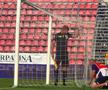 Un angajat fixa plasa porții la ora la care Voluntari - FC Botoșani trebuia să se joace // foto: Raed Krishan, GSP