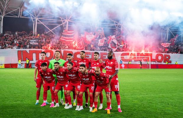 9 detalii de la Dinamo - Universitatea Craiova » Gestul colegilor și al fanilor pentru Ahmed Bani + „Serie B” vs „Știința nu sunteți voi!” + semn de întrebare pentru Derby de România