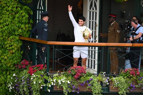 Carlos Alcaraz salută din balconul de la All England Club fanii strânși să-l aplaude Foto Imago