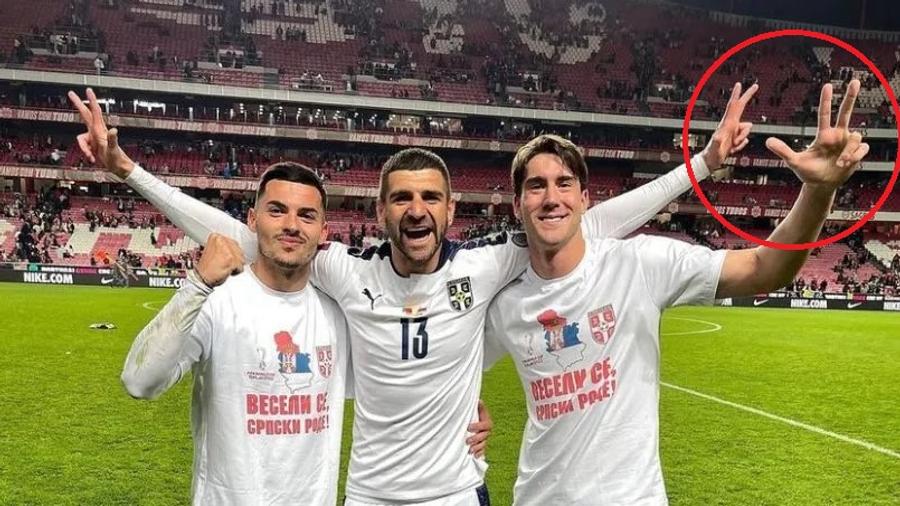 Gestul lui Dusan Vlahovic la meciurile naționalei Serbiei. Foto: Twitter Alertă la Paris » Ultrașii lui PSG l-au amenințat pe starul Serbiei: „Dacă vii, îți tăiem cele trei degete!”