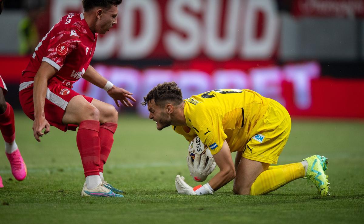 Fotbalistul-ultras » A jucat la Dinamo sezonul trecut, acum a încurajat echipa din Peluza Sud, la meciul cu Craiova