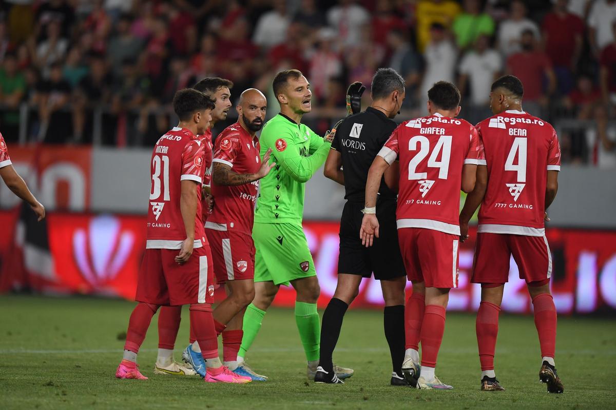 Fotbalistul-ultras » A jucat la Dinamo sezonul trecut, acum a încurajat echipa din Peluza Sud, la meciul cu Craiova