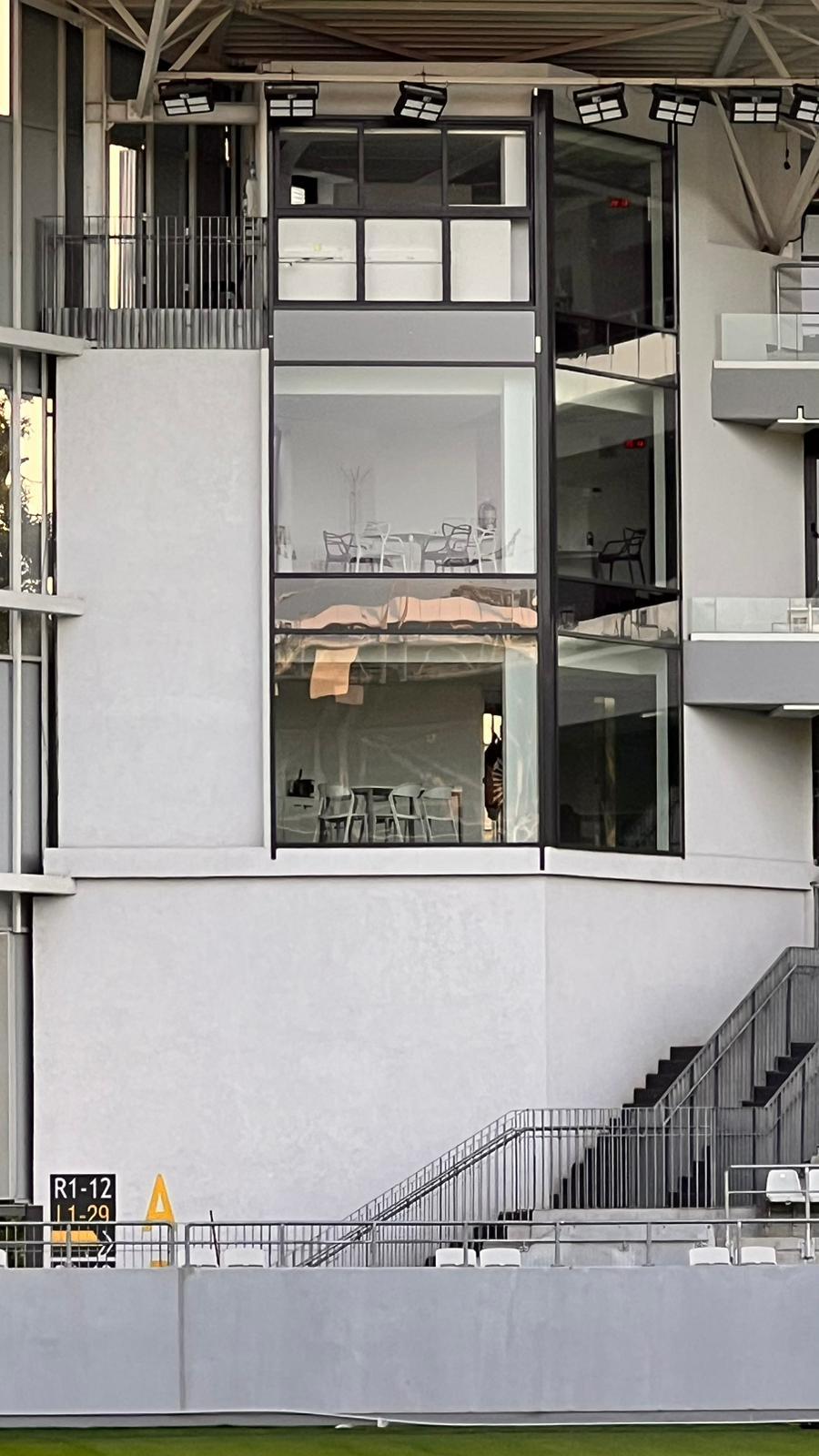 Schimbarea este la geamul de sus. Acesta era la fel ca cele de jos, dintr-o bucată, dar după modificare a fost împărțit în 6 bucăți Probleme și la Stadionul „Arcul de Triumf”: s-a pierdut garanția de 5 ani! » Motivul e incredibil