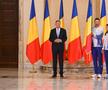 Președintele Klaus Iohannis și purtătorii steagului, Ionela și Marius Cozmiuc Foto: Raed Krishan