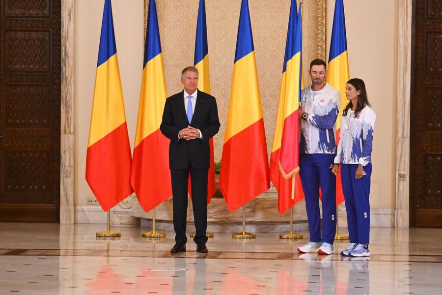 Președintele Klaus Iohannis și purtătorii steagului, Ionela și Marius Cozmiuc Foto: Raed Krishan Fără Nadal și Djokovic, dar cu LeBron James, Coco Gauff și Giannis Antetokounmpo » Cine e portdrapel pentru națiunile de top la Jocurile Olimpice + cine-i reprezintă pe refugiați