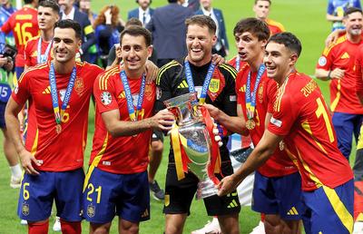„I-au pregătit contractul vieții lui” » Campionul european e disputat de doi granzi din Premier League