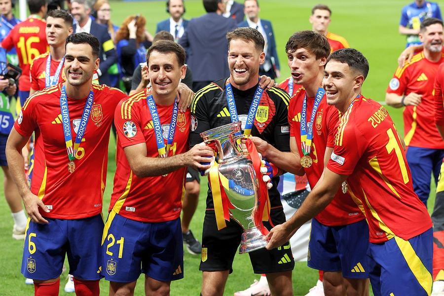Mikel Merino, primul de la stânga la dreapta // foto: Guliver/gettyimages „Tunarul” care sună întotdeauna de două ori » Rezerva de aur a fost la un pas să rateze Mondialul, dar s-a transformat în mutarea câștigătoare