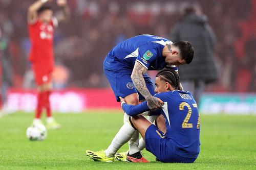 Enzo Fernandez, consolând unul dintre jucătorii francezi din lot, Malo Gusto // foto: Imago Images
