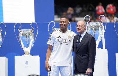 Suma STRATOSFERICĂ investită de Florentino Perez în achiziții „galactice”. Președintele lui Real Madrid putea cumpăra azi loturile echipelor din Manchester!