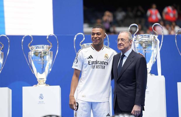 Suma STRATOSFERICĂ investită de Florentino Perez în achiziții „galactice”. Președintele lui Real Madrid putea cumpăra azi loturile echipelor din Manchester!