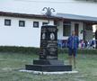 Antonio Colamonici privind spre monumentul din cantonamentul de la Snagov, unul dedicat kaiacistului Aurel Vernescu FOTO Cristi Preda