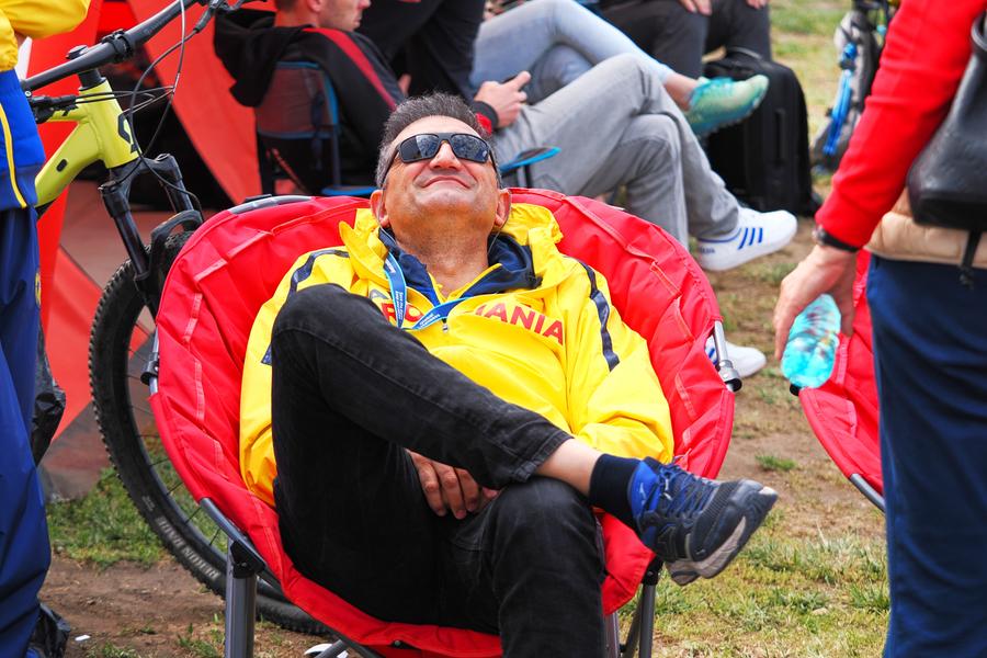 Antonio Colamonici relaxat, ca de obicei FOTO Raed Krishan Cum e văzut Antonio Colamonici de ceilalți antrenori: „Răspunsul are nevoie de o serie întreagă de podcast-uri” + „A venit cu o libertate de exprimare și de înțelegere pe care am adaptat-o, am adoptat-o și suntem ceea ce suntem”
