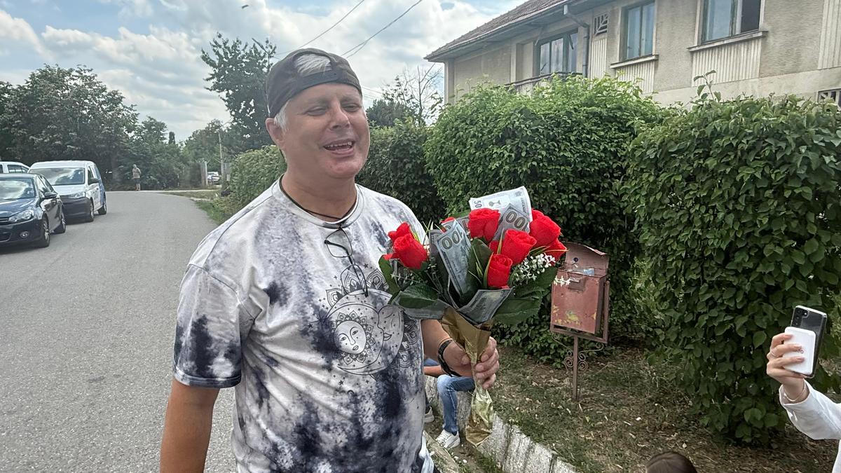 Elena Udrea a ieșit pe poarta Penitenciarului Târgșor, după 3 ani de detenție: „N-aș mai face Gala Bute” + „Îi mulțumesc lui Gigi Becali!” » Întâmpinată cu flori din plastic și bancnote