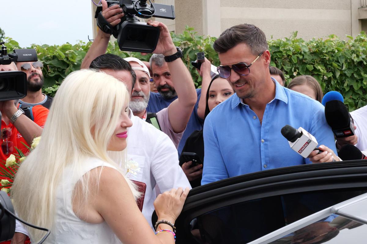 Elena Udrea a ieșit pe poarta Penitenciarului Târgșor, după 3 ani de detenție: „N-aș mai face Gala Bute” + „Îi mulțumesc lui Gigi Becali!” » Întâmpinată cu flori din plastic și bancnote