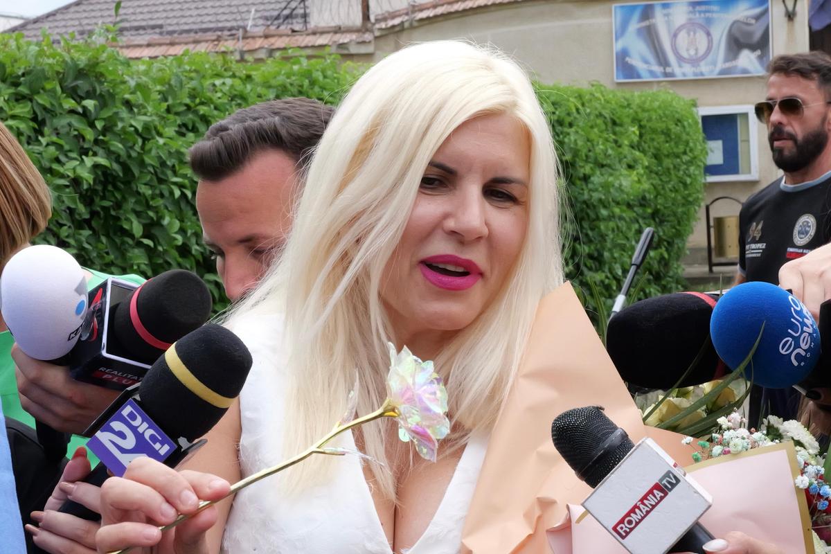 Elena Udrea a ieșit pe poarta Penitenciarului Târgșor, după 3 ani de detenție: „N-aș mai face Gala Bute” + „Îi mulțumesc lui Gigi Becali!” » Întâmpinată cu flori din plastic și bancnote