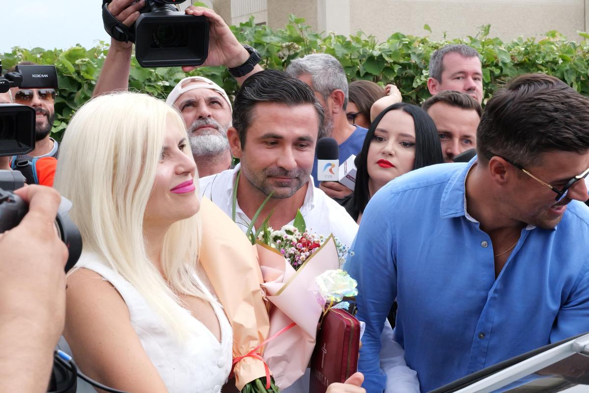 Elena Udrea a ieșit pe poarta Penitenciarului Târgșor, după 3 ani de detenție: „N-aș mai face Gala Bute” + „Îi mulțumesc lui Gigi Becali!” » Întâmpinată cu flori din plastic și bancnote