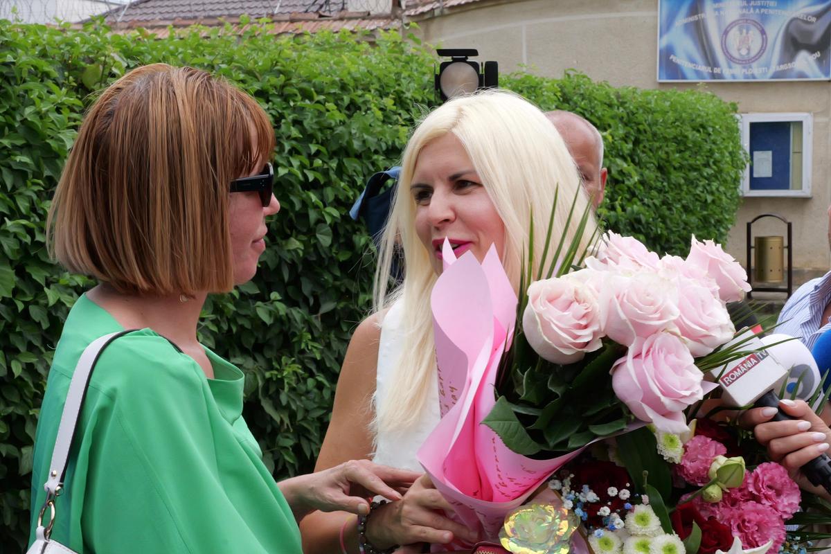 Elena Udrea a ieșit pe poarta Penitenciarului Târgșor, după 3 ani de detenție: „N-aș mai face Gala Bute” + „Îi mulțumesc lui Gigi Becali!” » Întâmpinată cu flori din plastic și bancnote