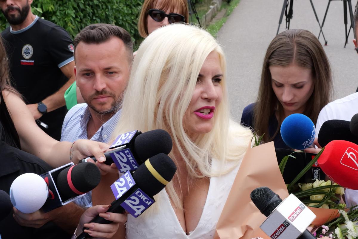 Elena Udrea a ieșit pe poarta Penitenciarului Târgșor, după 3 ani de detenție: „N-aș mai face Gala Bute” + „Îi mulțumesc lui Gigi Becali!” » Întâmpinată cu flori din plastic și bancnote