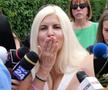 Elena Udrea a ieșit pe poarta Penitenciarului Târgșor, după 3 ani de detenție: „N-aș mai face Gala Bute” + „Îi mulțumesc lui Gigi Becali!” » Întâmpinată cu flori din plastic și bancnote