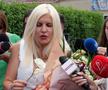 Elena Udrea a ieșit pe poarta Penitenciarului Târgșor, după 3 ani de detenție: „N-aș mai face Gala Bute” + „Îi mulțumesc lui Gigi Becali!” » Întâmpinată cu flori din plastic și bancnote
