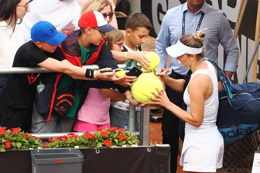 Irina Begu semnând autografe la Iași FOTO Roxana Fleșeru Irina Begu, moment de sinceritate: „Probabil că mi-ar fi foarte ușor să renunț, dar iubirea pentru tenis mă ține pe teren”