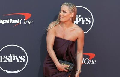 Moment stânjenitor pe covorul roșu » O pală de vânt i-a jucat feste campioanei Lindsey Vonn: secvența virală pe Internet