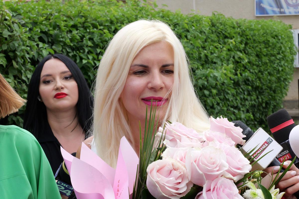 Elena Udrea a ieșit pe poarta Penitenciarului Târgșor, după 3 ani de detenție: „N-aș mai face Gala Bute” + „Îi mulțumesc lui Gigi Becali!” » Întâmpinată cu flori din plastic și bancnote