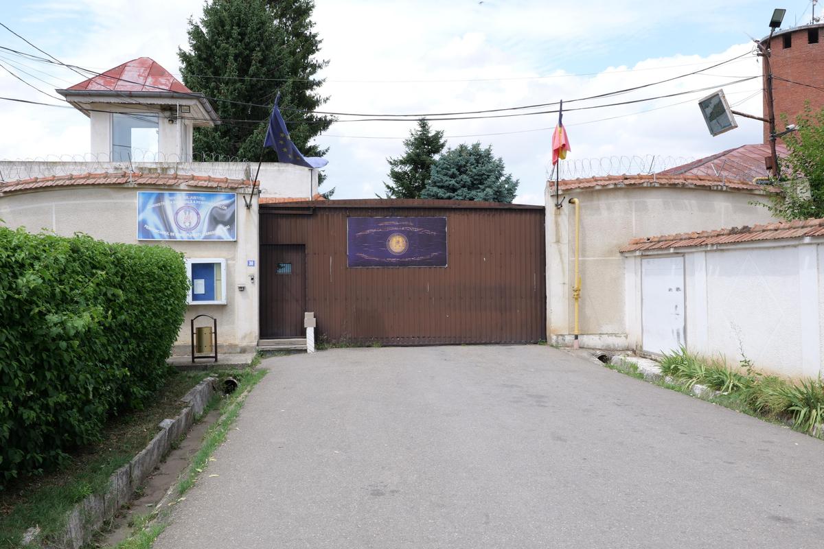 Elena Udrea a ieșit pe poarta Penitenciarului Târgșor, după 3 ani de detenție: „N-aș mai face Gala Bute” + „Îi mulțumesc lui Gigi Becali!” » Întâmpinată cu flori din plastic și bancnote