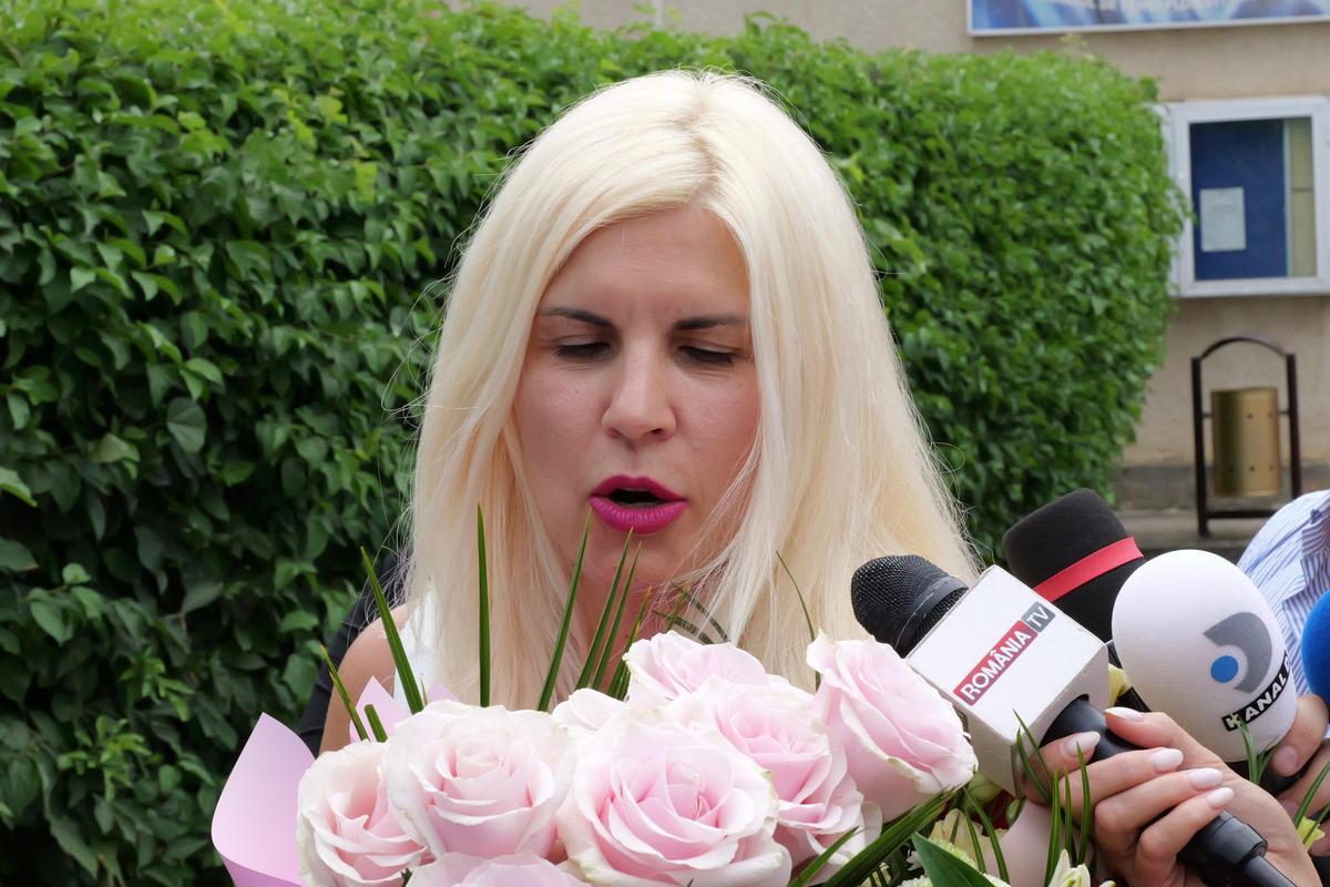 Elena Udrea a ieșit pe poarta Penitenciarului Târgșor, după 3 ani de detenție: „N-aș mai face Gala Bute” + „Îi mulțumesc lui Gigi Becali!” » Întâmpinată cu flori din plastic și bancnote