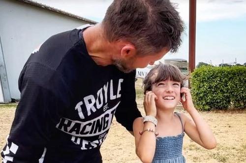 Fotografia publicată astăzi de Felix Baumgartner, care s-a arătat mândru de fetița pe care tocmai o cunoscuse