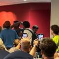 Jurnaliștii argentinieni stau la coadă ca să-l îmbrățișeze pe Lionel Scaloni / Foto: Bild Zeitung