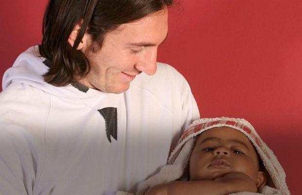 Fotograful celebrei poze cu Messi făcându-i baie bebelușului Lamine Yamal: „Nici nu știa cum să-l țină în brațe!”