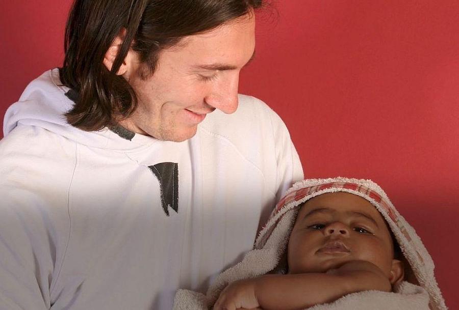 Leo Messi ținându-l în brațe, timid, pe viitorul star spaniol al Barcelonei, Lamine Yamal / Foto: X / Barça Insider Spania - Argentina, marea finală de la CM 2026 » Ce scor vede Rafael Nadal