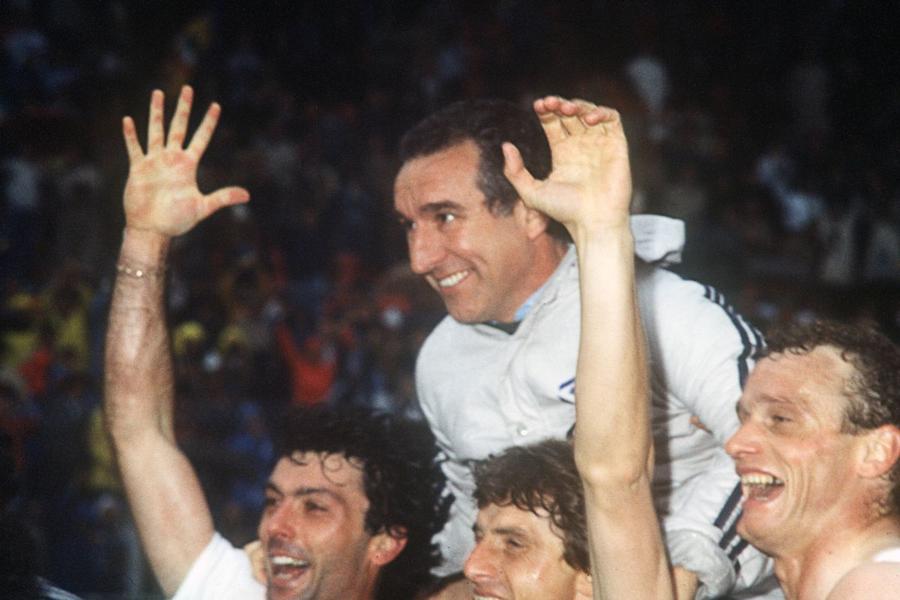Osvaldo Bagnoli a fost campion în 1984-1985 ca antrenor al lui Hellas Verona / Foto: Imago Doliu în fotbalul italian: s-a stins antrenorul care a scris istorie în Serie A » A venit în trei rânduri la București!