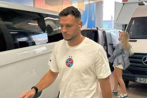 Harababura totală la FCSB: mijloc improvizat, bancă HORROR, cu un singur senior! » Politic, titular pe un post neobișnuit